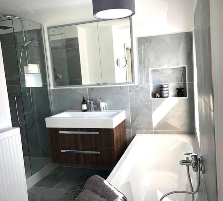 a bathroom with a sink and a shower and a toilet at gemütliches Einfamilienhaus in Gera mit 3 Schlafzimmern mit Garten und Parkplatz in Gera