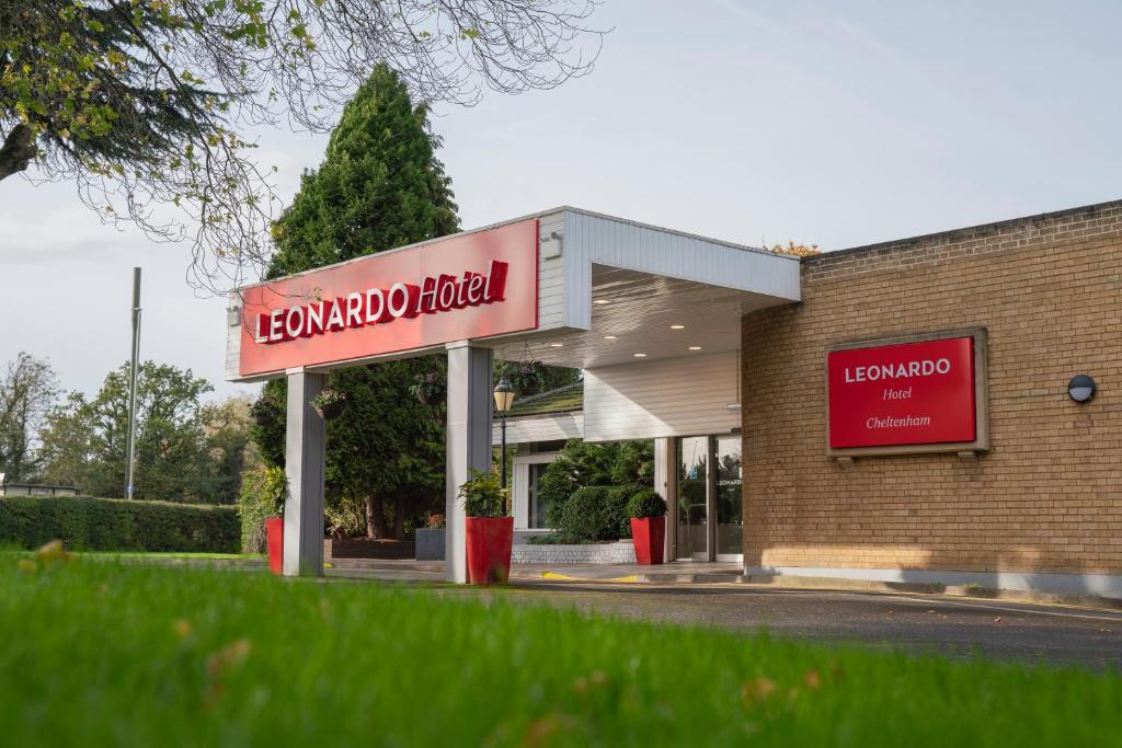 um edifício com uma placa para um hotel de Leandro em Leonardo Hotel Cheltenham em Cheltenham