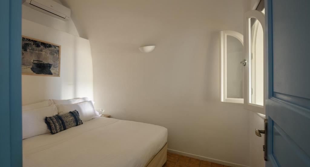 Postel nebo postele na pokoji v ubytování Pantelia Suites