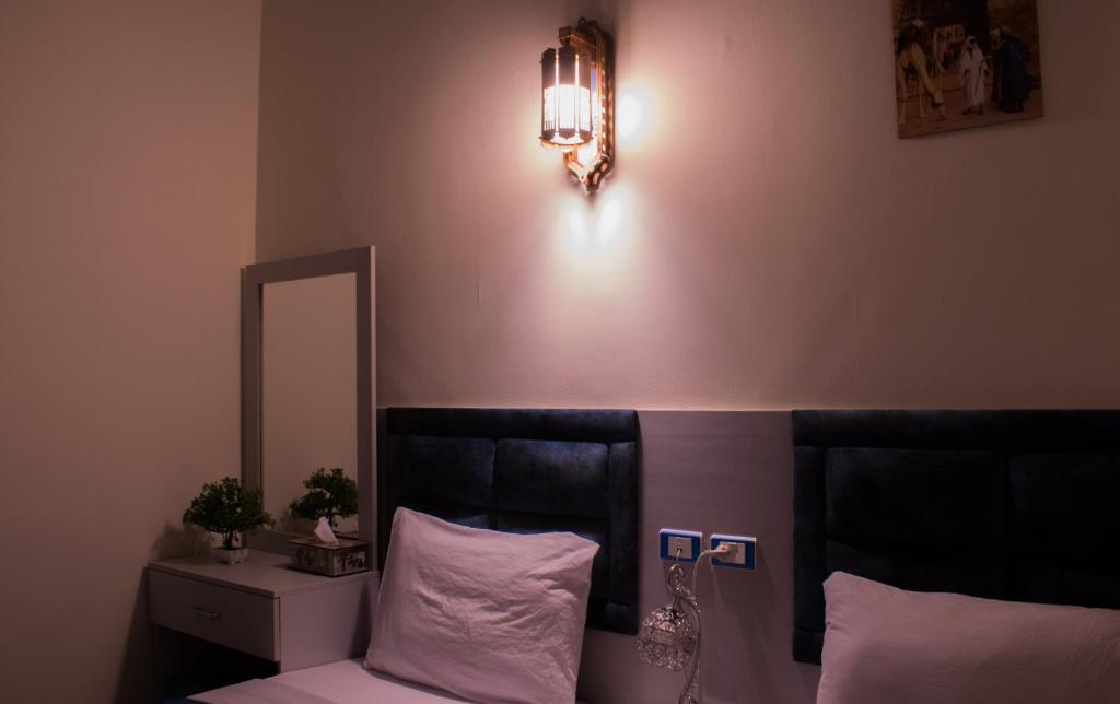 Postel nebo postele na pokoji v ubytování Crown Hotel