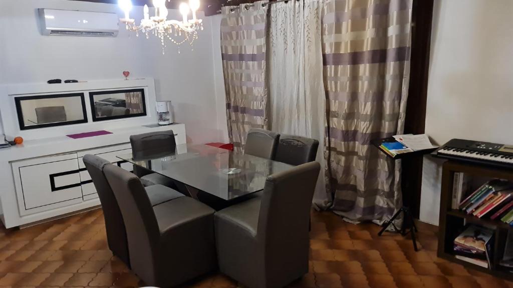 Zdjęcie z galerii obiektu Maison Chaleureuse et Spacieuse avec Jardin - ThePlace2Be w mieście Vernon
