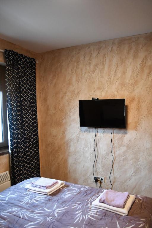 Televiisor ja/või meelelahutuskeskus majutusasutuses Apartman Dream