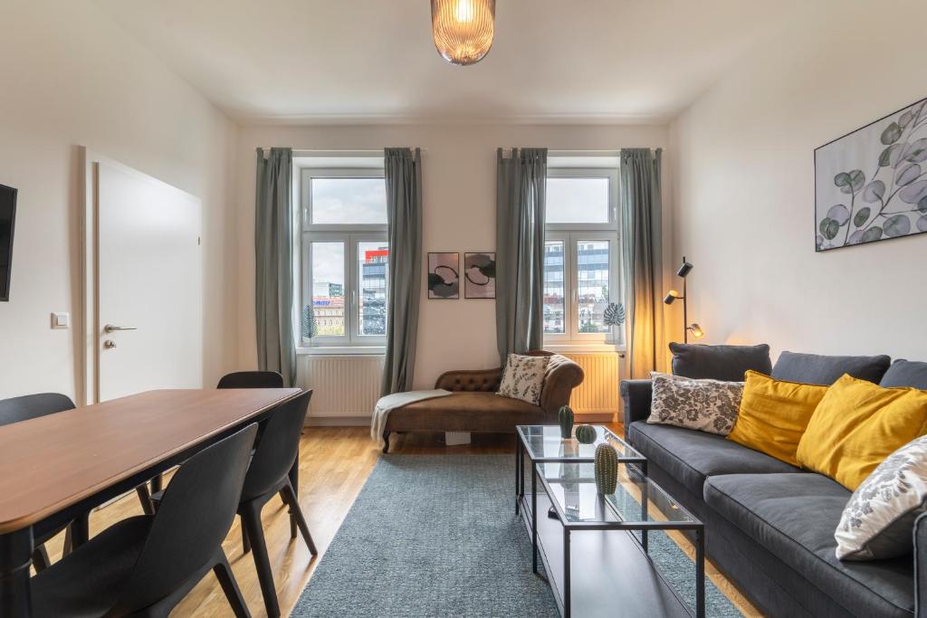 uma sala de estar com um sofá e uma mesa em Dietrich Apartment I levestate em Viena