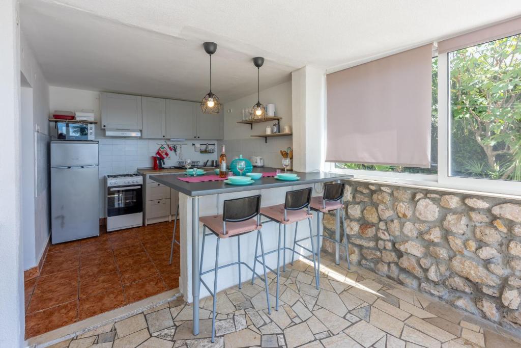 Kuchyň nebo kuchyňský kout v ubytování Apartments Alenka