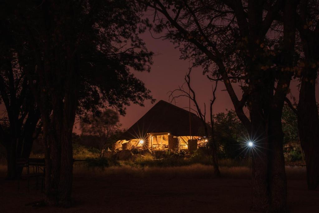 una casa iluminada por la noche con una luz en Huab Lodge & Bush Spa, en Konob Pos