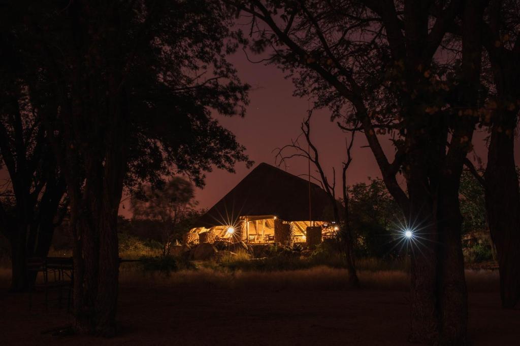 une maison éclairée la nuit avec une lumière dans l'établissement Huab Lodge & Bush Spa, à Konob Pos