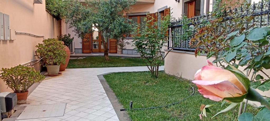 una casa con un jardín con una flor en el patio en Casa Lilla 1 e 2 en Oristano