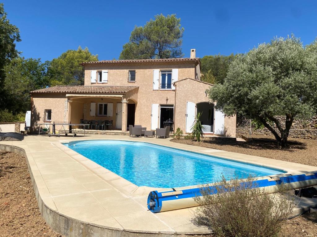 une villa avec piscine devant une maison dans l'établissement Feriehus med privat pool i Carces, à Carcès