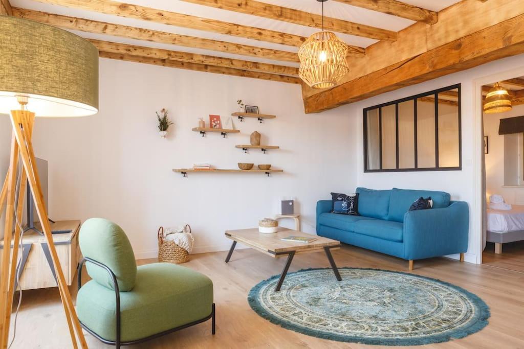 sala de estar con sofá azul y mesa en "Hygge" de Miss K en Châtillon-sur-Chalaronne