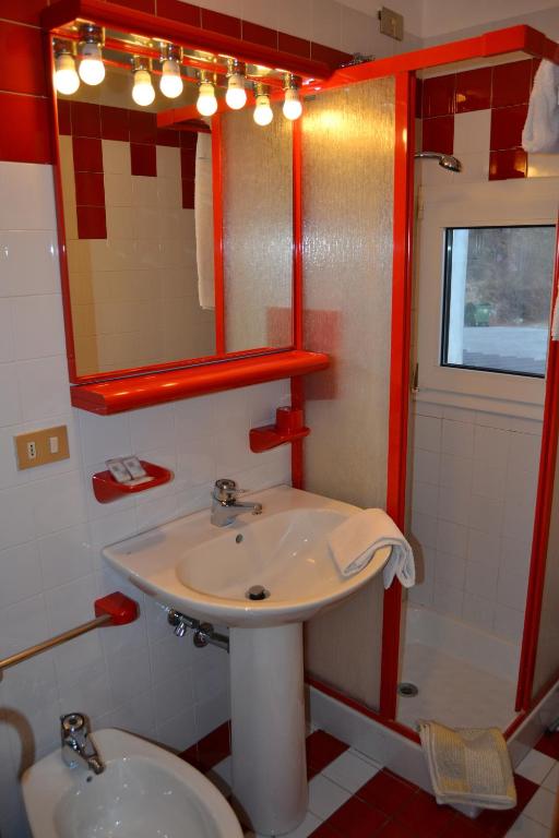 Koupelna v ubytování Albergo Ristorante K2