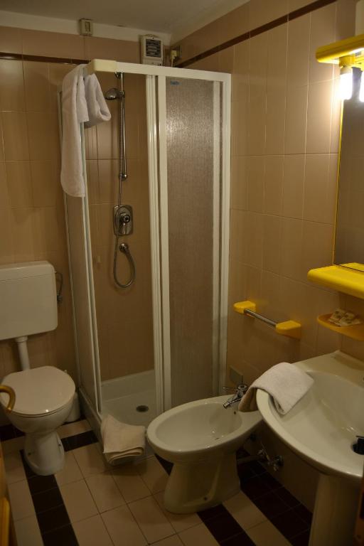 Koupelna v ubytování Albergo Ristorante K2