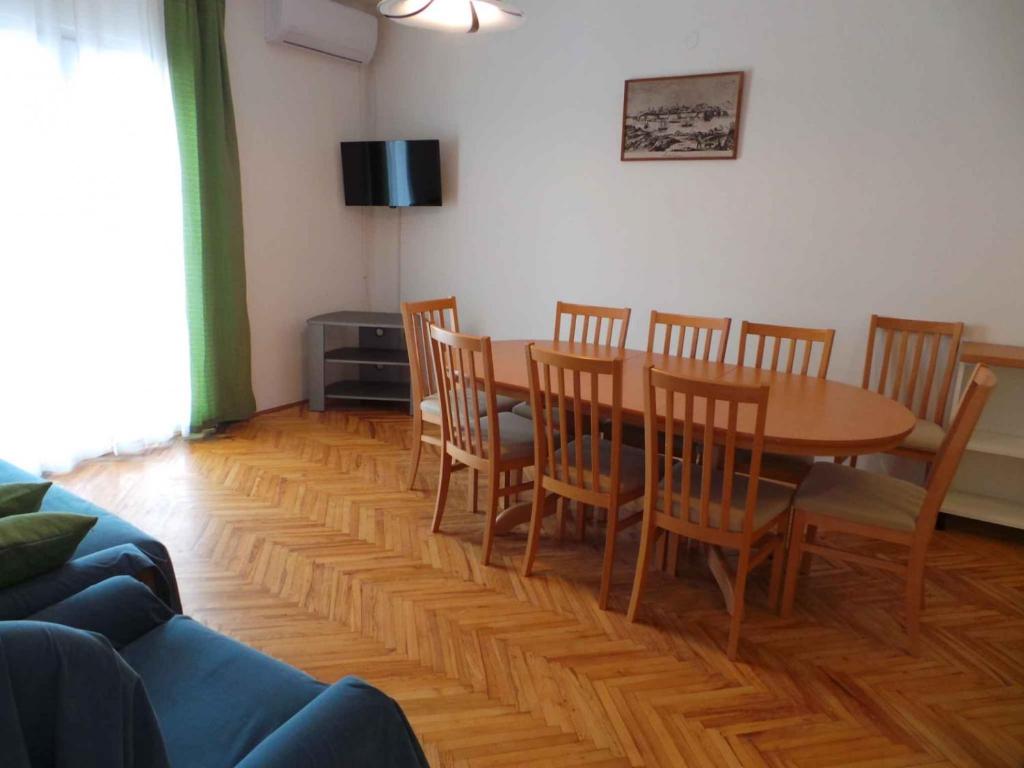 Posedenie v ubytovaní Apartment in Ljubac with sea view, balcony, air conditioning, WiFi 809-2