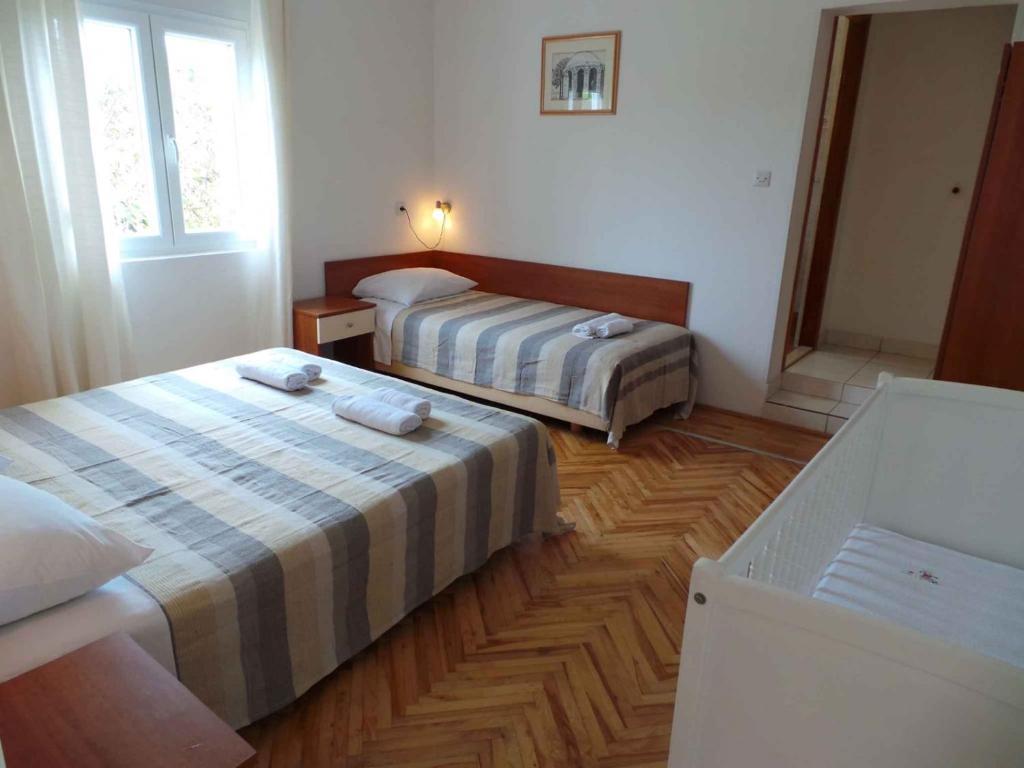 Posteľ alebo postele v izbe v ubytovaní Apartment in Ljubac with sea view, balcony, air conditioning, WiFi 809-2