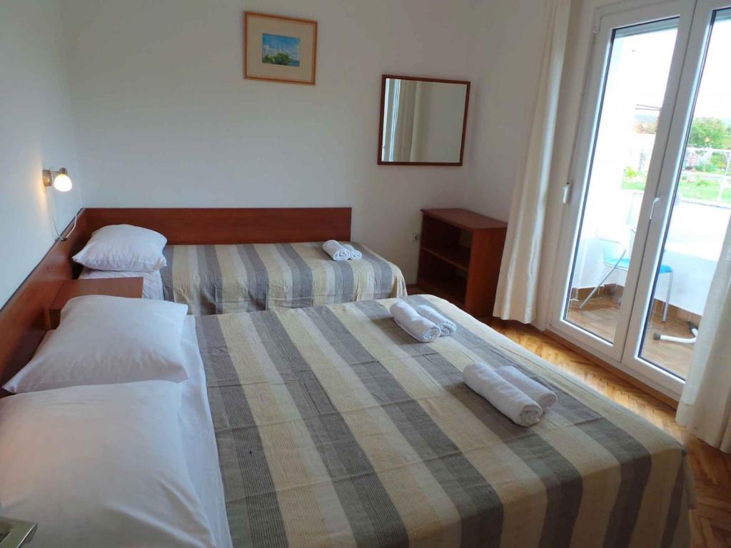 Posteľ alebo postele v izbe v ubytovaní Apartment in Ljubac with sea view, balcony, air conditioning, WiFi 809-2