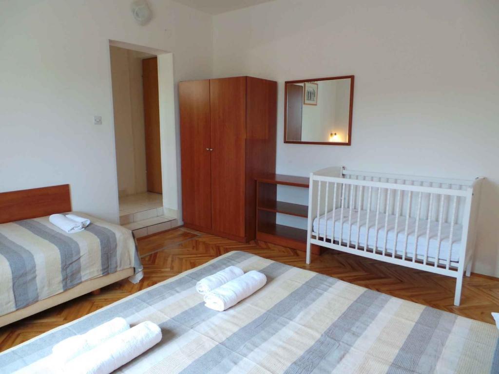 Posteľ alebo postele v izbe v ubytovaní Apartment in Ljubac with sea view, balcony, air conditioning, WiFi 809-2