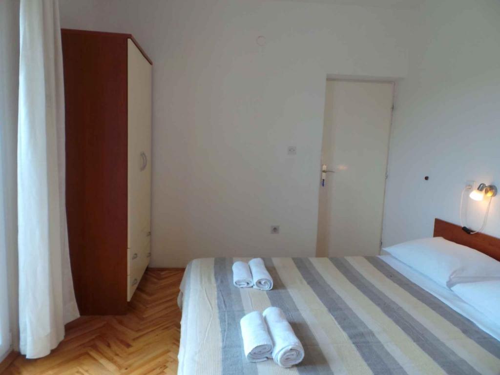 Posteľ alebo postele v izbe v ubytovaní Apartment in Ljubac with sea view, balcony, air conditioning, WiFi 809-2