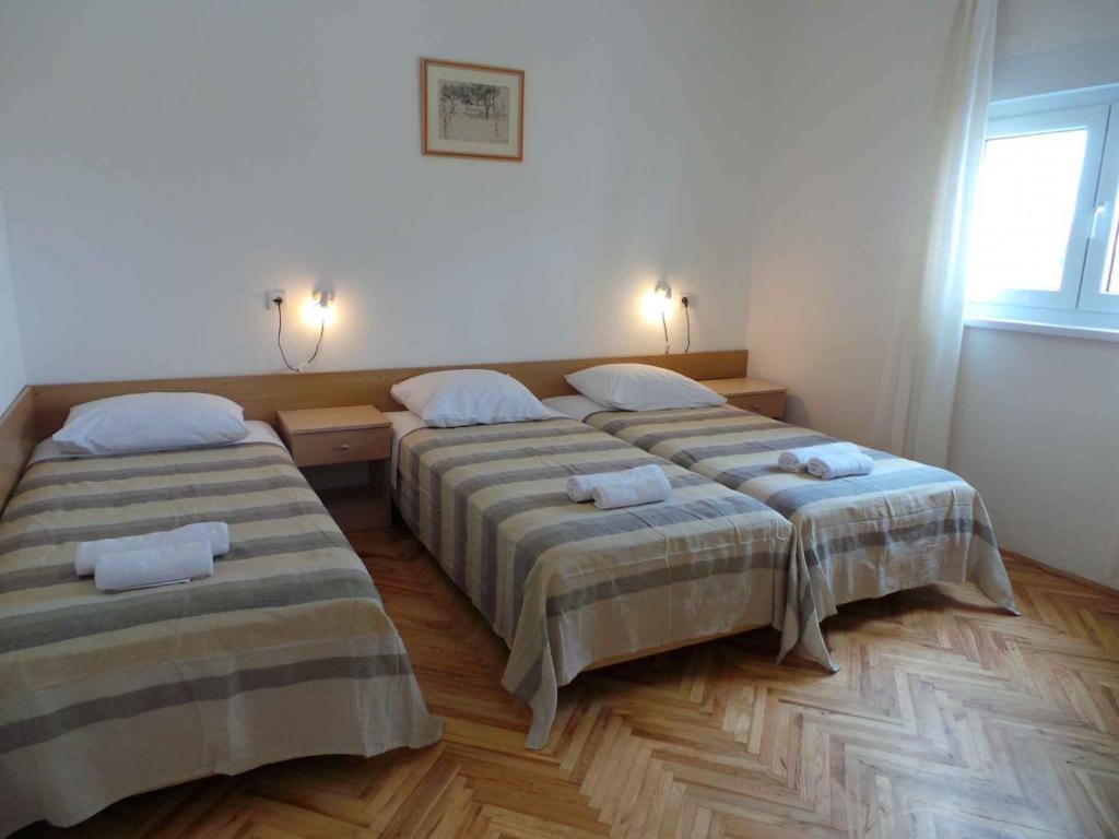 Posteľ alebo postele v izbe v ubytovaní Apartment in Ljubac with sea view, balcony, air conditioning, WiFi 809-2