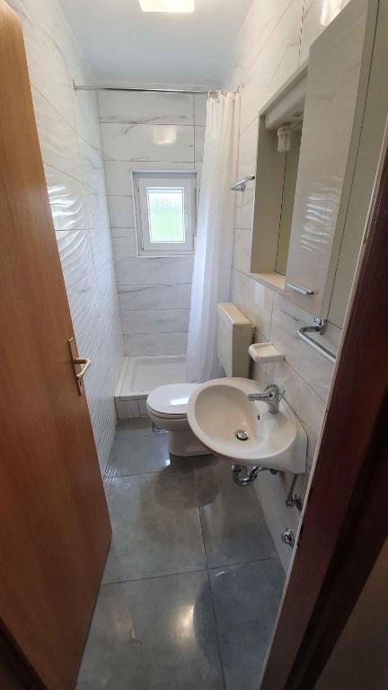 Kúpeľňa v ubytovaní Apartment in Ljubac with sea view, balcony, air conditioning, WiFi 809-2