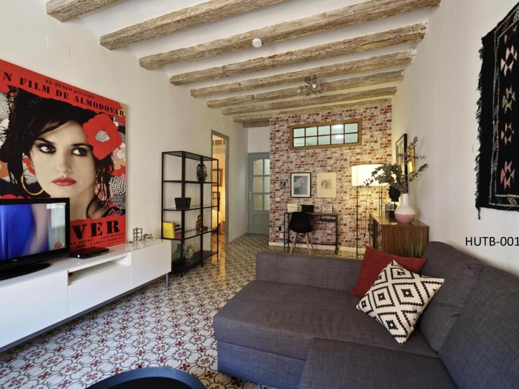 een woonkamer met een bank en een tv bij Almodovar Apartment Barcelona in Barcelona