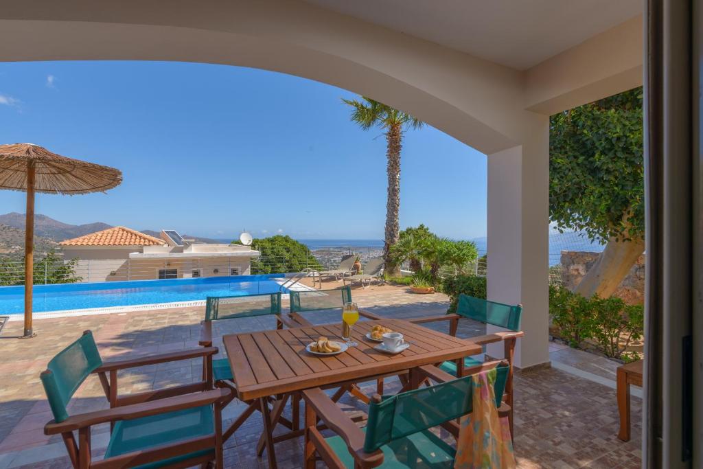 Zdjęcie z galerii obiektu Villa DreamView with private pool w mieście Skhísma