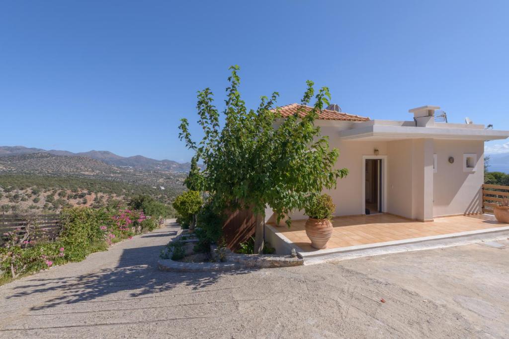 Zdjęcie z galerii obiektu Villa DreamView with private pool w mieście Skhísma