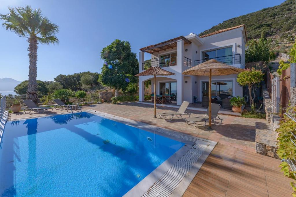 Zdjęcie z galerii obiektu Villa DreamView with private pool w mieście Skhísma