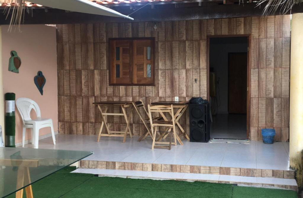 una casa con sillas y una mesa en ella en Casa de Praia - tipo chalé, en Barra de Santo Antônio