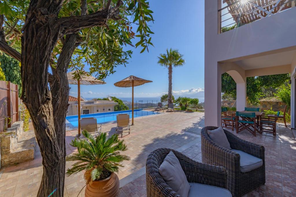 Zdjęcie z galerii obiektu Villa DreamView with private pool w mieście Skhísma