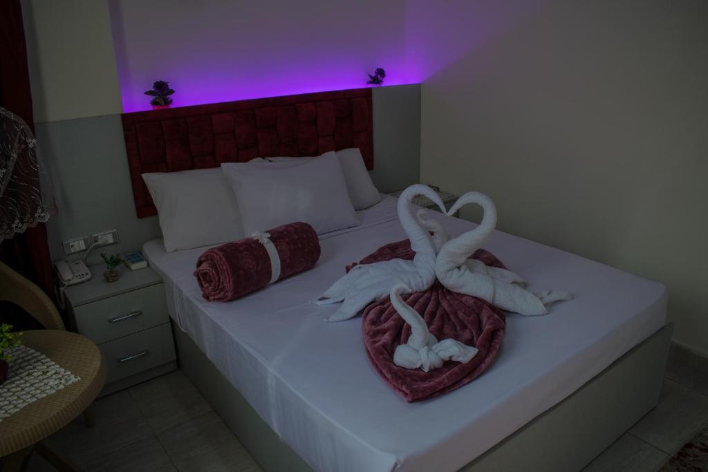 Postel nebo postele na pokoji v ubytování Crown Hotel