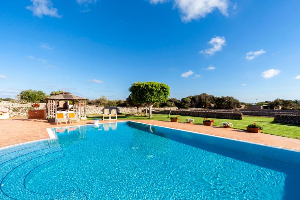 Bazén v ubytování Villa Estrellita Sant Lluis nebo v jeho okolí