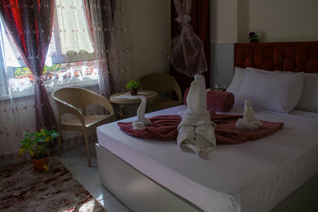 Postel nebo postele na pokoji v ubytování Crown Hotel