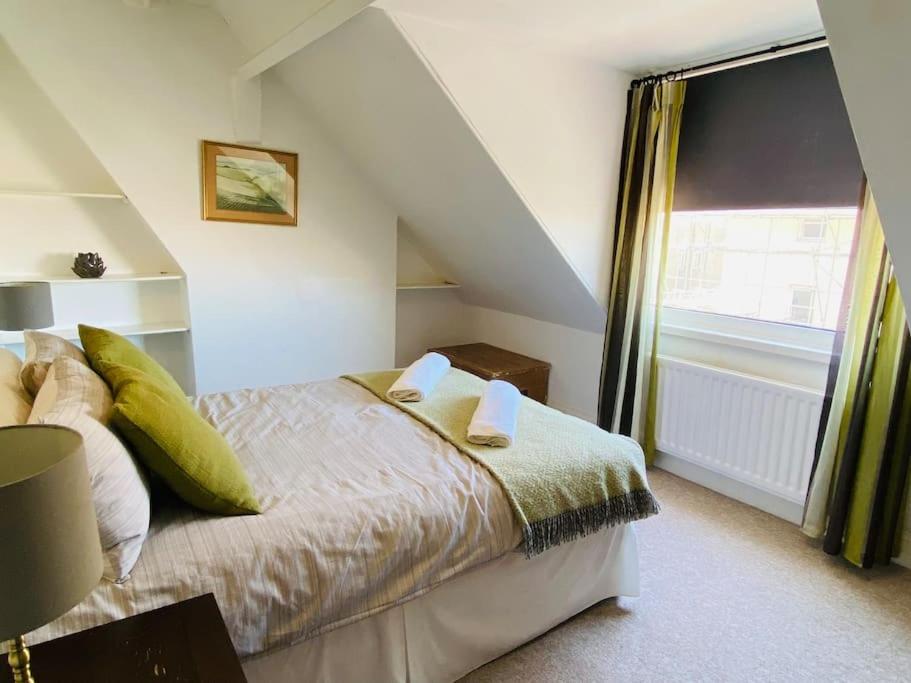 1 dormitorio con cama y ventana en Chiswell Cottage a large family nr WPNSA & Beach, en Castletown