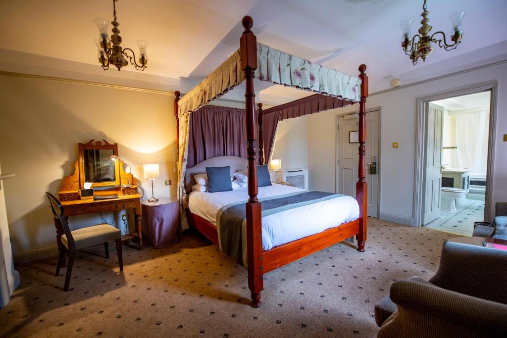 
Four Poster Room
