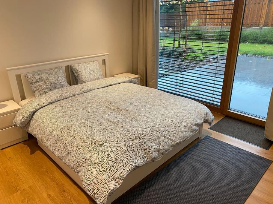 ein Schlafzimmer mit einem Bett und einem großen Fenster in der Unterkunft New Luxury Studio in the Heart of Kirchberg -D in Luxemburg (Stadt)