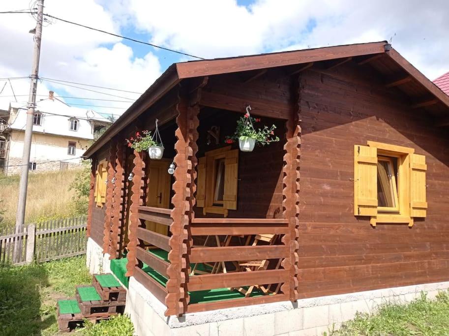 Cette petite cabane en rondins dispose de 2 fenêtres et d'une terrasse couverte. dans l'établissement Căsuță la cheie Borsec - Kulcsos ház Borszék, à Borsec