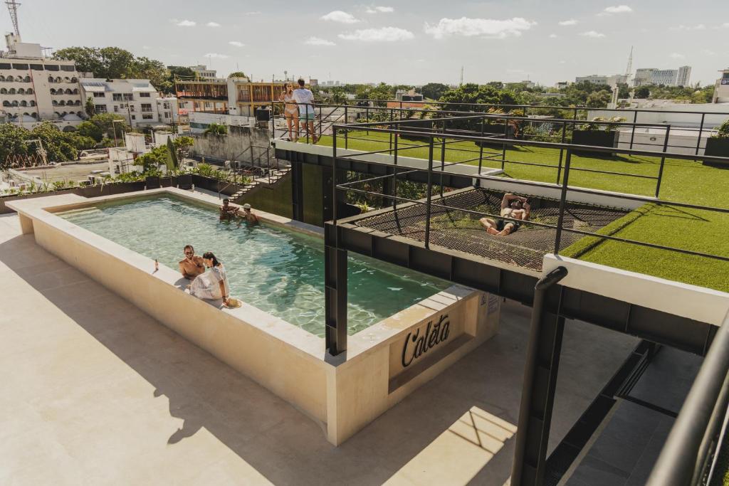 Bazén v ubytování Caleta Hostel Rooftop & Pool nebo v jeho okolí