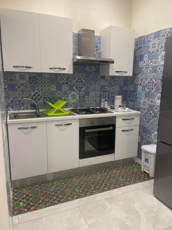 Kuchnia lub aneks kuchenny w obiekcie Nase e cane home Napoli