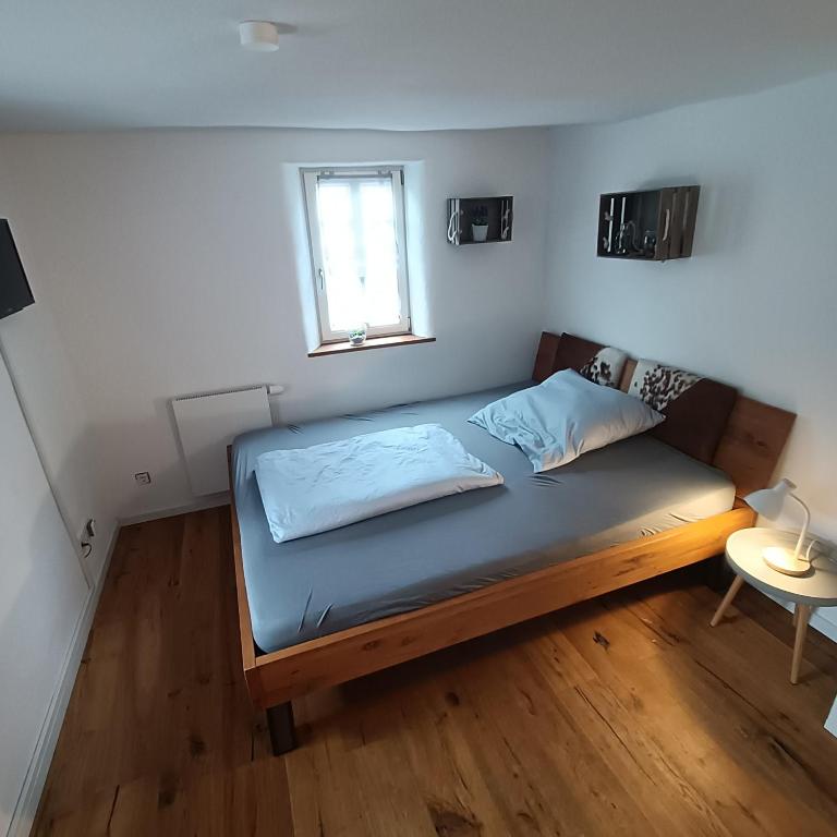 Postel nebo postele na pokoji v ubytování Apartments & möblierte Zimmer in Kahl am Main, kontaktloser Self Check-in, W-Lan, Schreibtisch, Duschbad, Küchenzeile, PKW-Plätze