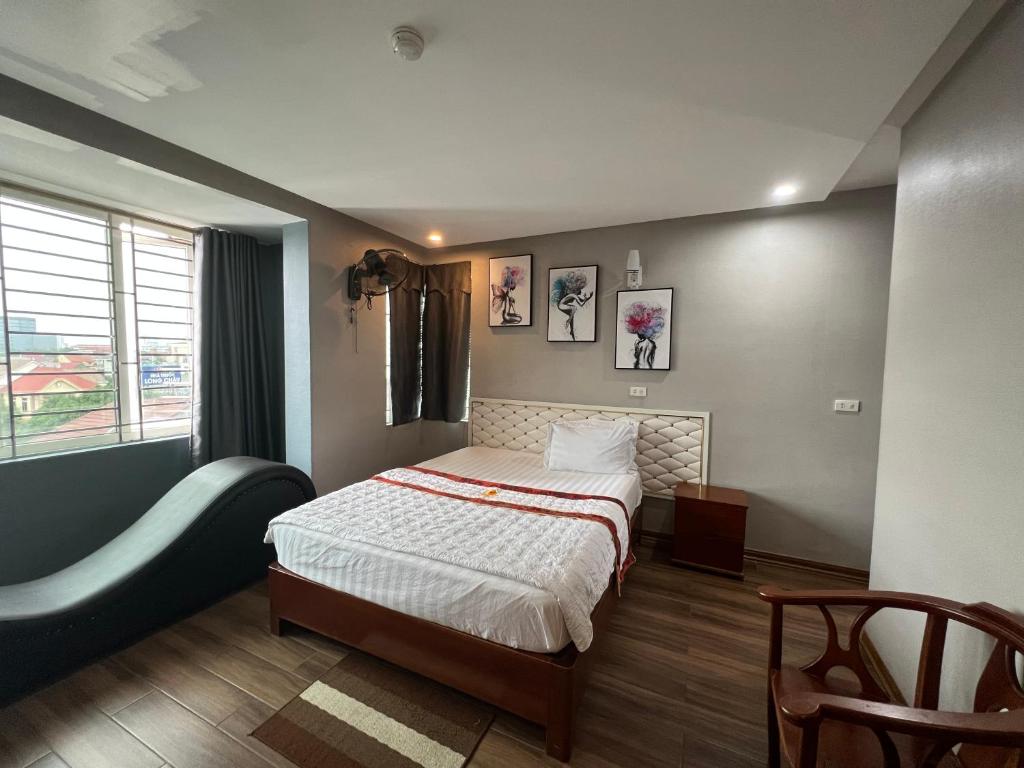a bedroom with a bed and a window at Hoang Ngan 1 Hotel - TP. Vinh in Vinh
