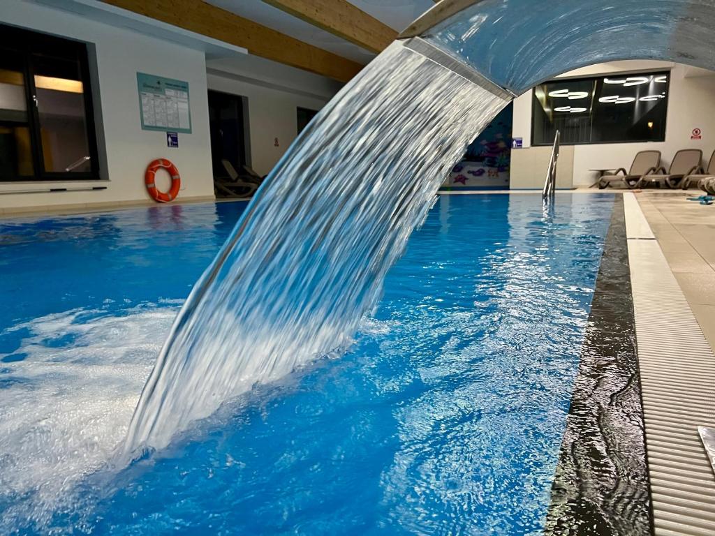 einen Pool mit einem Brunnen in einem Pool in der Unterkunft Apartament Morza Szum in Sianożęty