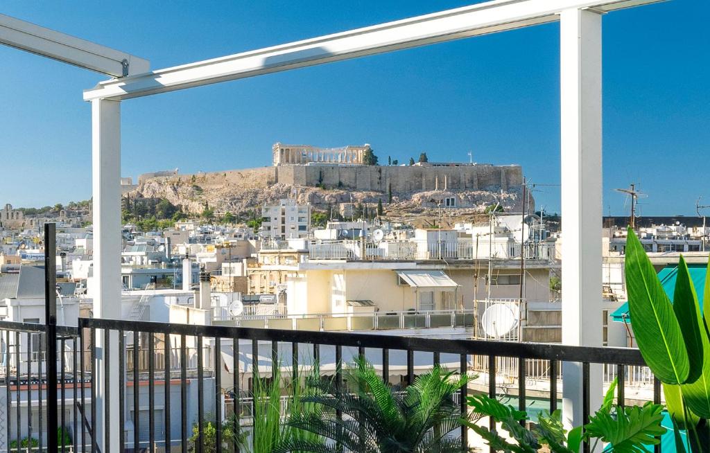vistas a la acrópolis desde el balcón de un edificio en Acropolis Views Studio, en Atenas