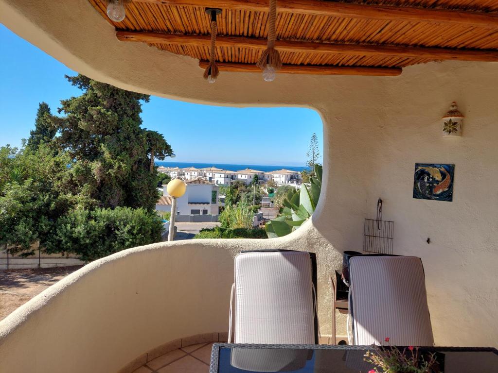 Aussicht vom Balkon eines Hauses in der Unterkunft Chaminés 11 in Carvoeiro