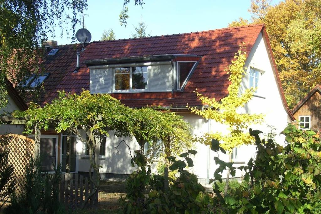 uma casa branca com um telhado vermelho em Auftanken im Grünen _ just4you_b.Berlin em Neuenhagen