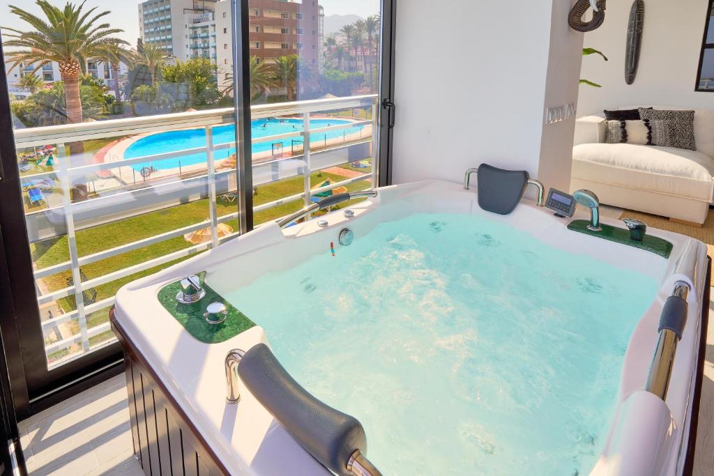 Bazén v ubytování SAVANNA BEACH. Amazing apartment with jacuzzi nebo v jeho okolí