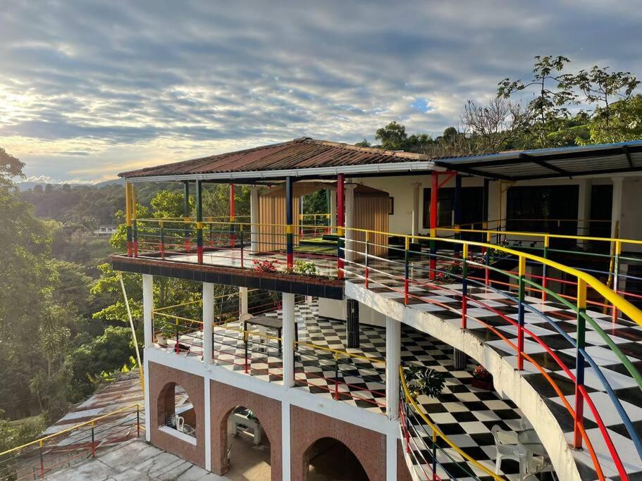 Encantadora Finca privada con piscina, El Mirador في فوساغاسوغا: مبنى قيد الانشاء مطل على جبل
