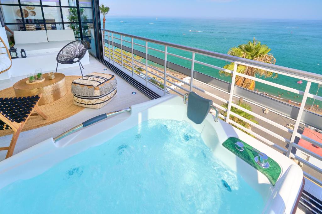 einen Whirlpool auf dem Balkon mit Meerblick in der Unterkunft SAVANNA BEACH. Amazing apartment with jacuzzi in Torremolinos