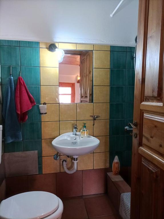 łazienka z umywalką i toaletą w obiekcie Diminio 3 Apartment at Livadi Arachova w mieście Arachova