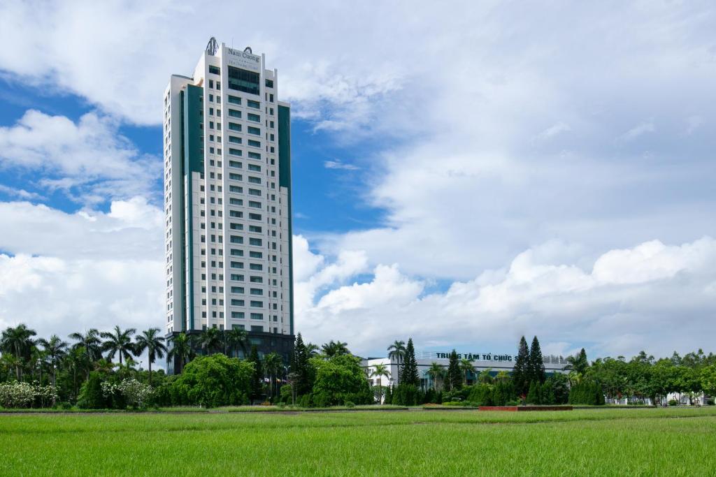 BỂ BƠI NGOÀI TRỜI HÌNH BẦU DỤC RỘNG 800M2 TẠI KHÁCH SẠN NAM CƯỜNG