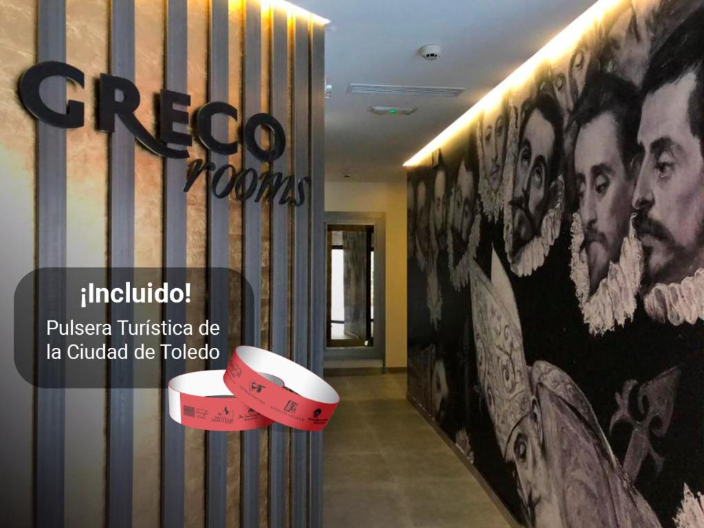 uma sala com cartazes de famosos famosos actores famosos numa parede em Grecorooms em Toledo