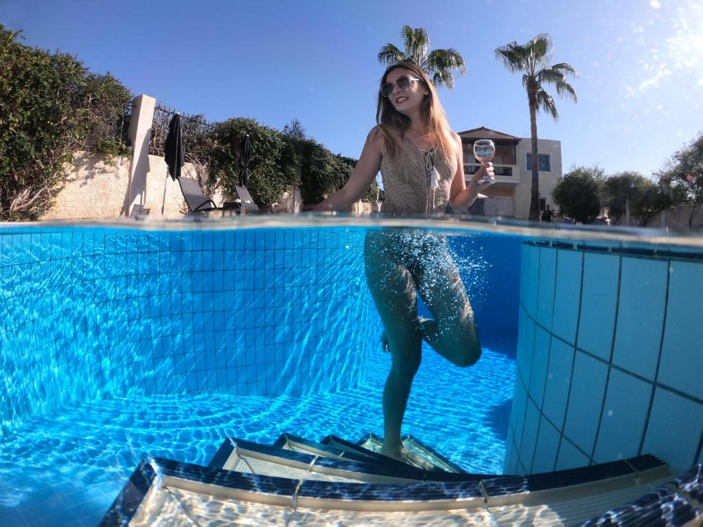 Bazén v ubytovaní Villa Ifigeneia Private Hot Tub Rooms alebo v jeho blízkosti